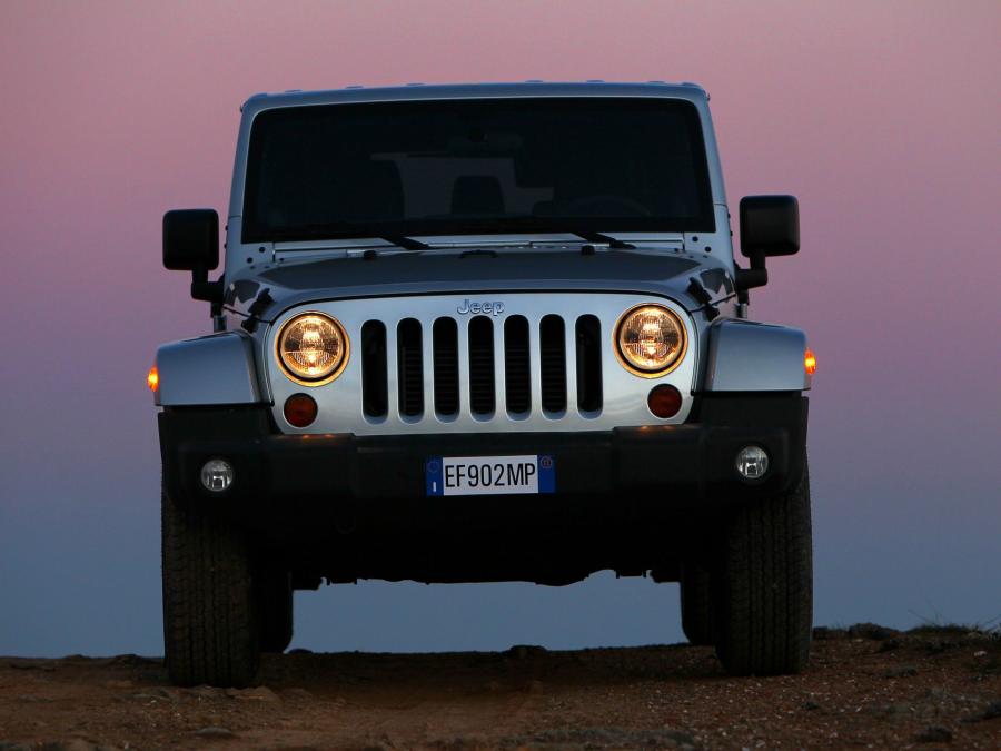  Jeep Wrangler Sahara Unlimited 2011 года  (EU) (фото 16 из 30)